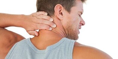 Nacken tut weh bei zervikaler Osteochondrose