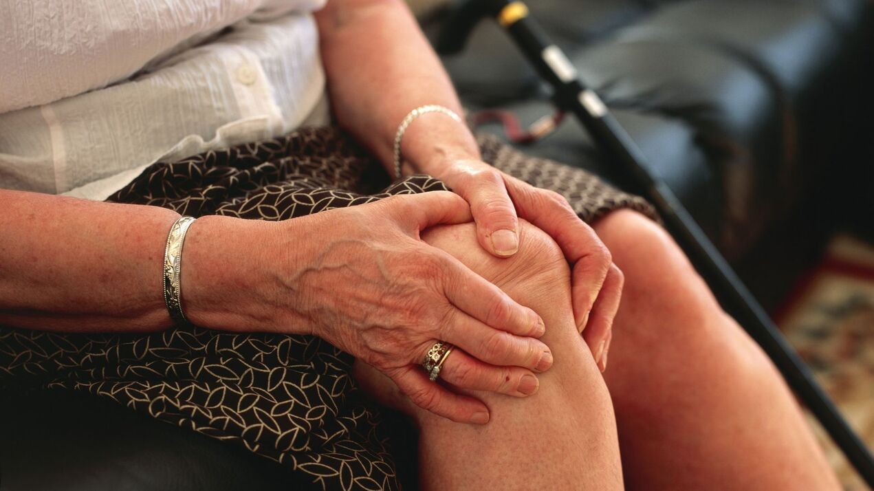 Kniearthrose bei einer älteren Frau