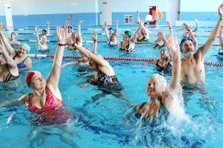 Das Schwimmen im Pool kann helfen, Gelenkschäden zu stoppen